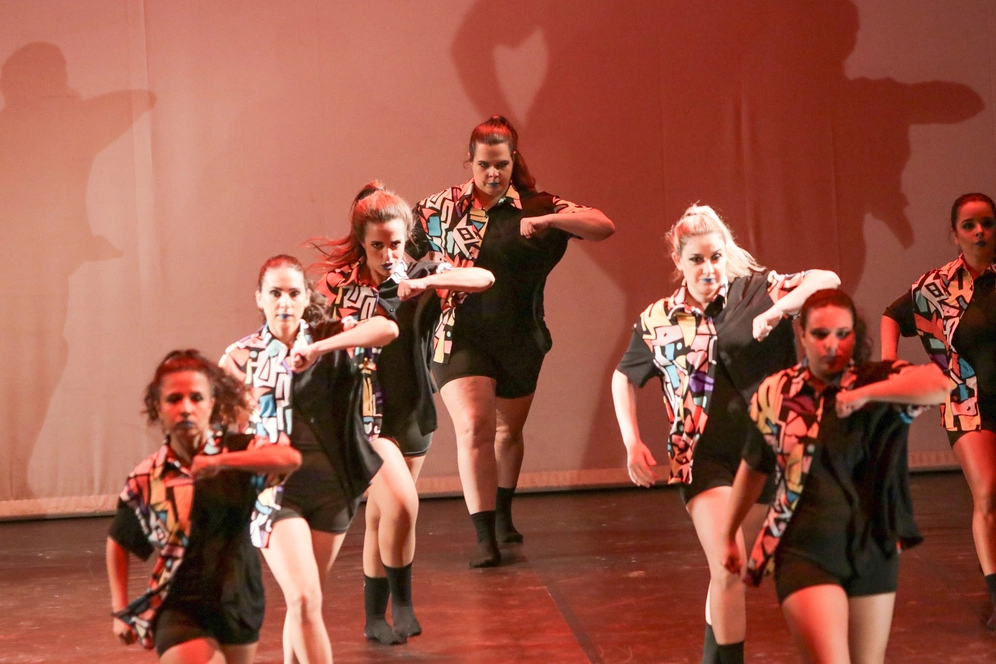 imagem de apresentação Jazz no Divã, em Bauru, resultado dos cursos artísticos da DEA Bauru, atriz Camila Freitas ao fundo.