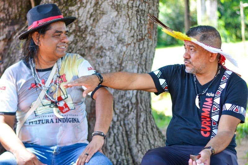 aldeia kopenoti irineu a esquerda ao lado de chicão de cocar